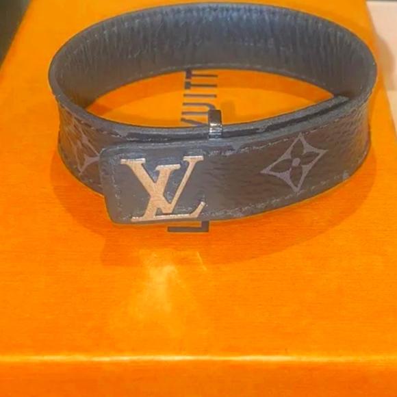 LOUIS VUITTON SIGNATURE LV STATEMENT PIECE PRISTINE CONDITION - Picture 1 of 4